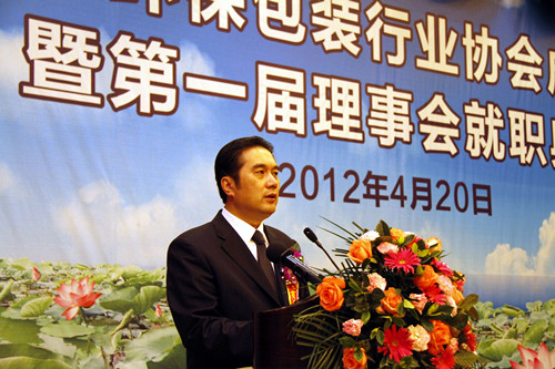 中国包装联合会常务副会长兼秘书长葛江河发表讲话