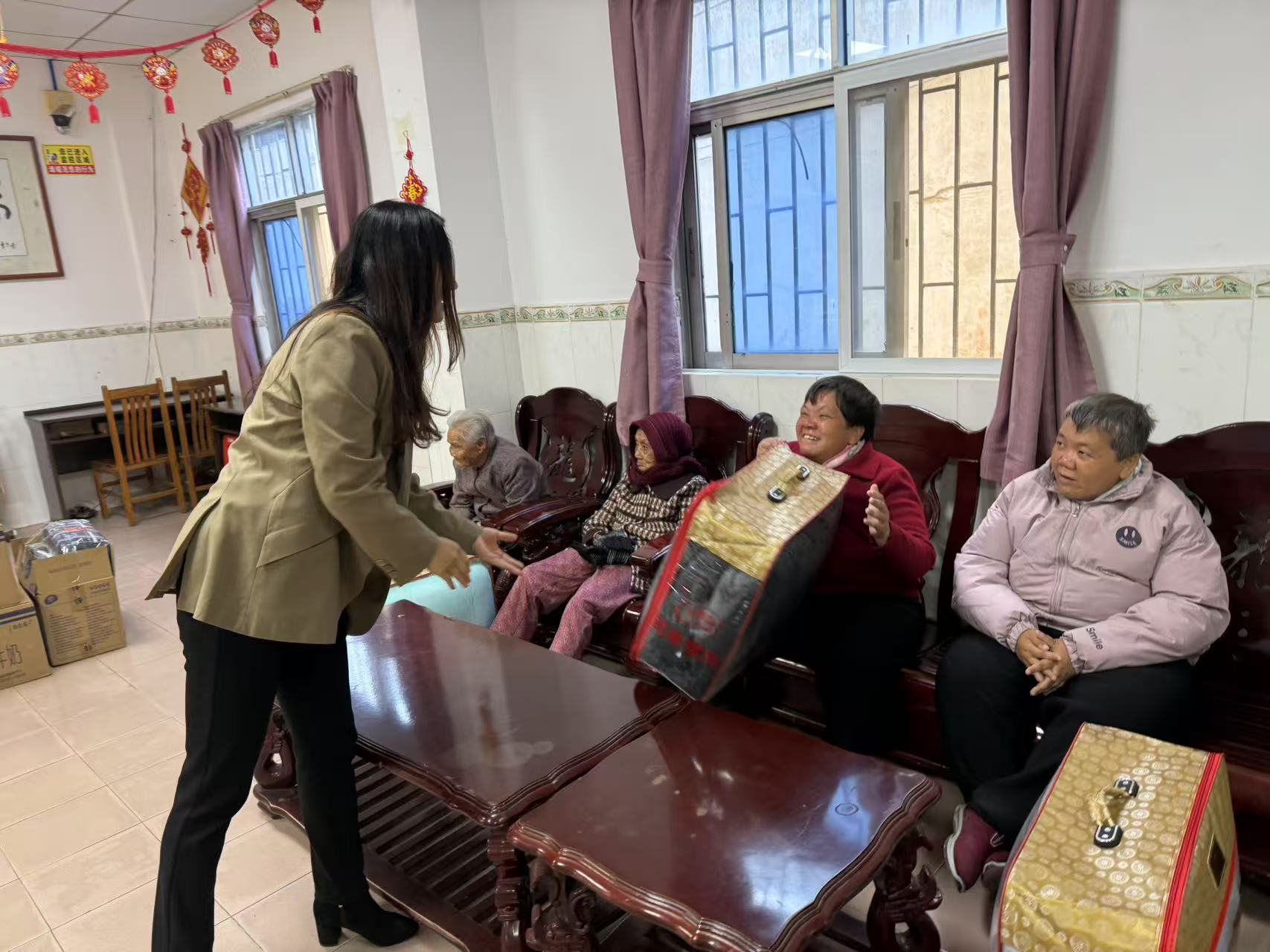 给老人发放慰问品